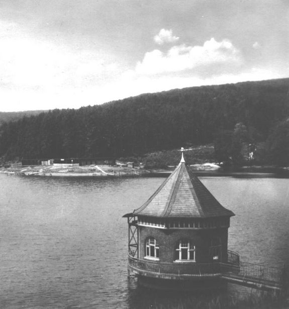 schwarz-weiß Bild vom Pumpenhaus am Weiher