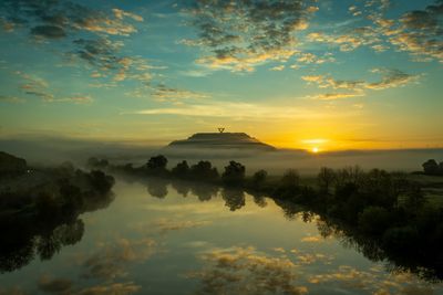 Blick vom Fluss in Richtung Saar-Polygon bei Sonnenuntergang