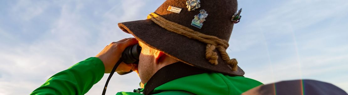 Wanderer schaut durch ein Fernglas