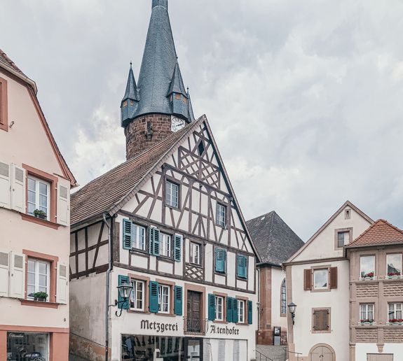 Häuseransicht mit Kirchturm in der Altstadt Ottweiler