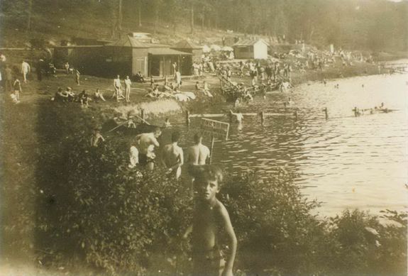 altes Bild von Menschen, die in einem Weiher baden