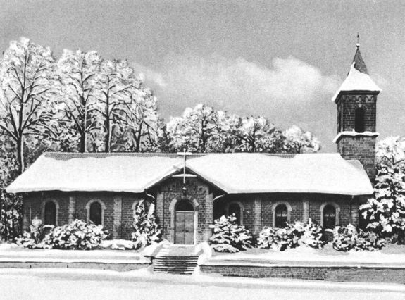 schwarz-weiß Bild von einer Kirche mit Schnee