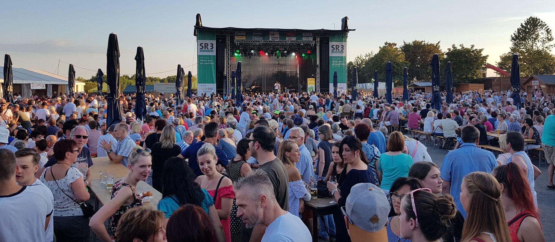 Menschen vor der Bühne der Sommeralm