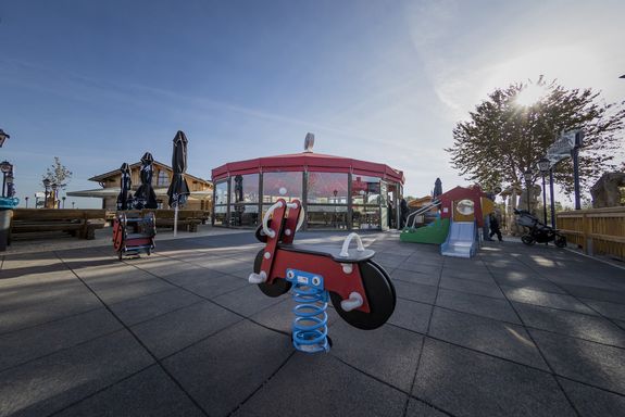 Spielplatz vor der Schirmbar auf der Halde