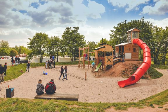 Spielplatz mit Rutsche auf der Halde