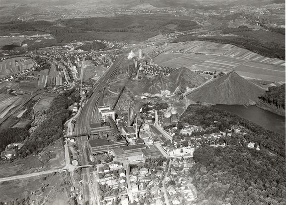 schwarz-weiß Bild mit Blick von oben auf die Grube Reden
