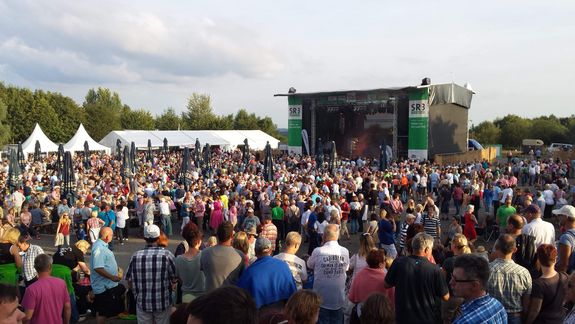 Menschen vor SR3 Bühne