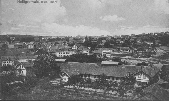 schwarz-weiß Bild von oben auf Wohngebiet