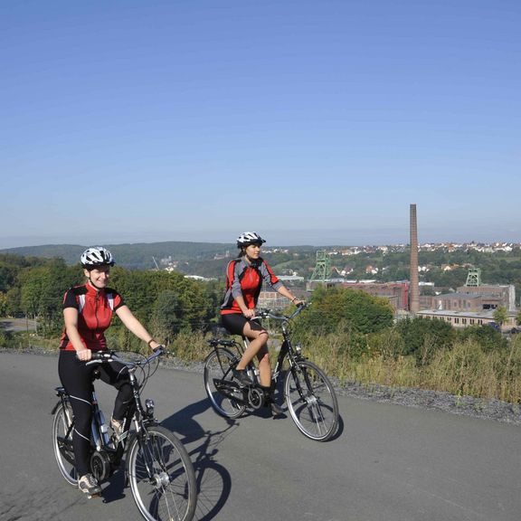 Zwei Radfahrerinnen mit roten Trikots