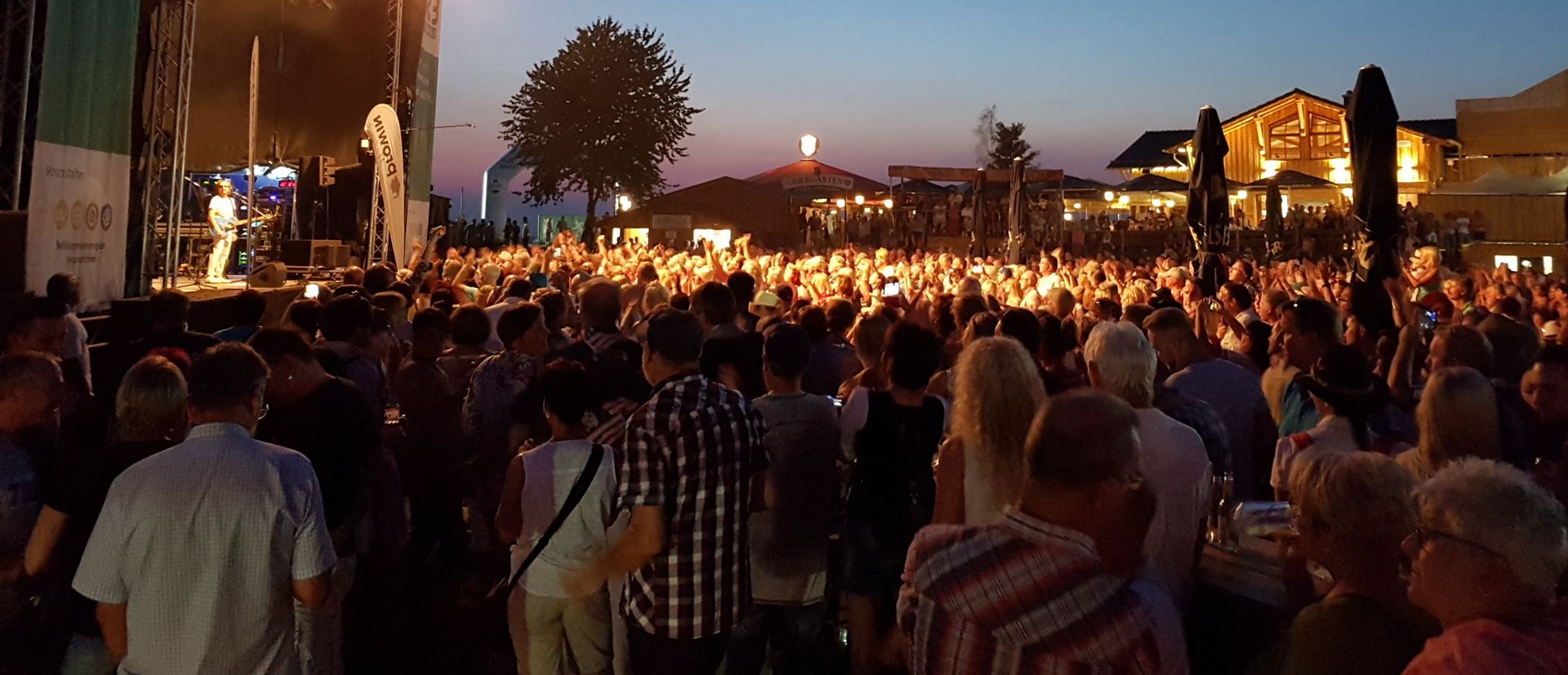 Menschen vor der Bühne auf der Sommeralm