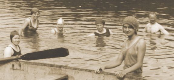 altes Bild von Frauen im Wasser