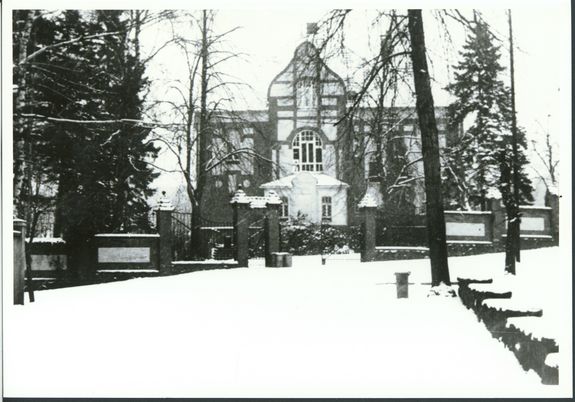 Schwarz-weiß Bild mit Blick auf Villa im Schnee