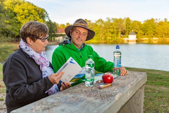 Eine Frau und ein Mann bei der Rast am Itzenplitzer Weiher