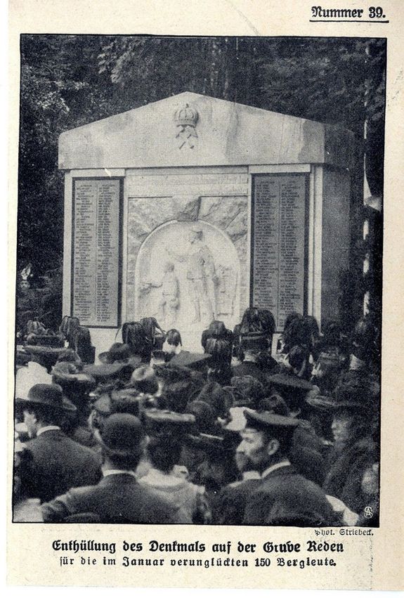 schwarz-weiß Bild mit Menschen vor einem Denkmal